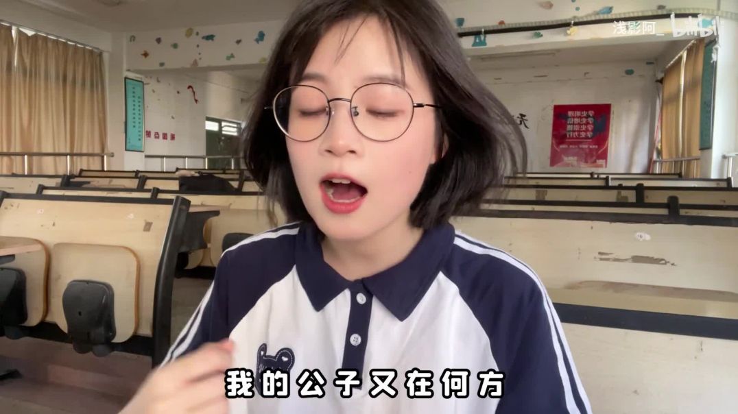 ⁣Симпатичная китаянка поёт красивую песню